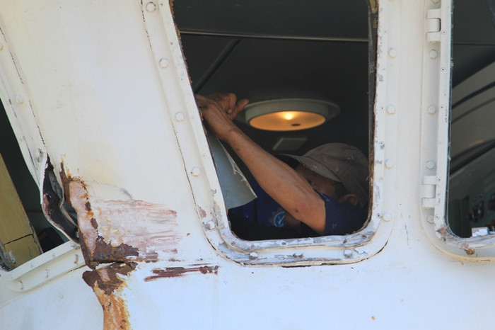 Kính và thân tàu bị vỡ, móp. Điều này minh chứng rằng lực đâm rất mạnh. Kính và thân tàu bị vỡ, móp. Điều này minh chứng rằng lực đâm rất mạnh.