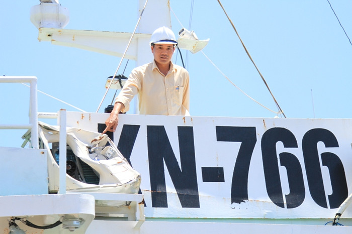 Máy điều hòa lắp ở ngoài tàu, trên cao ở tàu KN 766 cũng bị tàu Trung Quốc đâm nát bét. Máy điều hòa lắp ở ngoài tàu, trên cao ở tàu KN 766 cũng bị tàu Trung Quốc đâm nát bét.