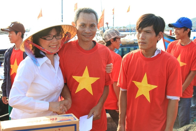 Ra khơi vững vàng anh nhé... Ra khơi vững vàng anh nhé...