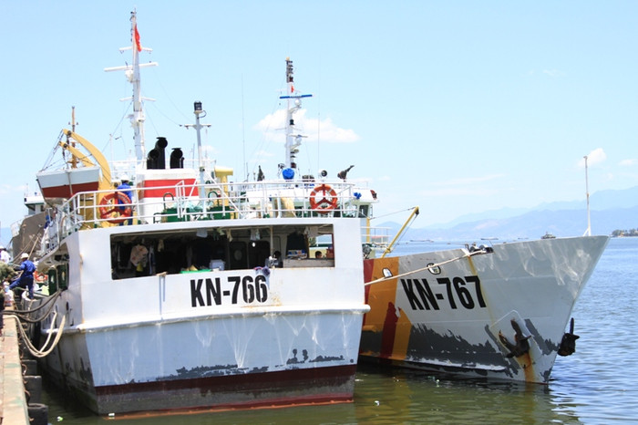 Sáng 22/5, tại cầu cảng Sông Thu (quận Sơn Trà, Đà Nẵng), hai tàu của lực lượng Kiểm ngư Việt Nam KN 766 và KN 767 bị tàu Trung Quốc đâm gây hư hỏng trong quá trình làm nhiệm vụ đẩy đuổi giàn khoan Hải Dương 981 hạ đặt trái phép trên vùng biển Việt Nam, đang được nhanh chóng sửa chữa. Sáng 22/5, tại cầu cảng Sông Thu (quận Sơn Trà, Đà Nẵng), hai tàu của lực lượng Kiểm ngư Việt Nam KN 766 và KN 767 bị tàu Trung Quốc đâm gây hư hỏng trong quá trình làm nhiệm vụ đẩy đuổi giàn khoan Hải Dương 981 hạ đặt trái phép trên vùng biển Việt Nam, đang được nhanh chóng sửa chữa.
