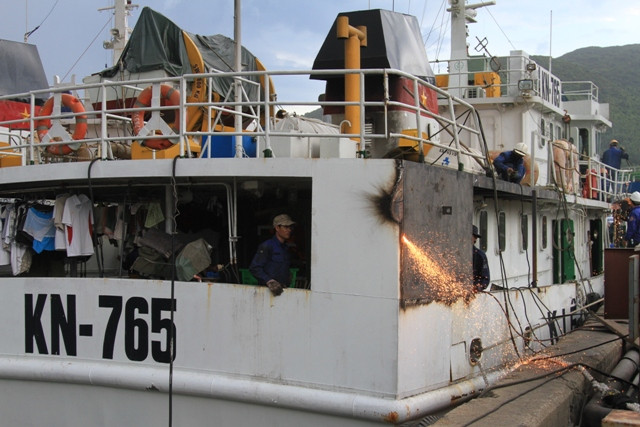 Phía sau đuôi của tàu KN 765 cũng bị tàu Trung Quốc húc vào gây hư hỏng. Phía sau đuôi của tàu KN 765 cũng bị tàu Trung Quốc húc vào gây hư hỏng.