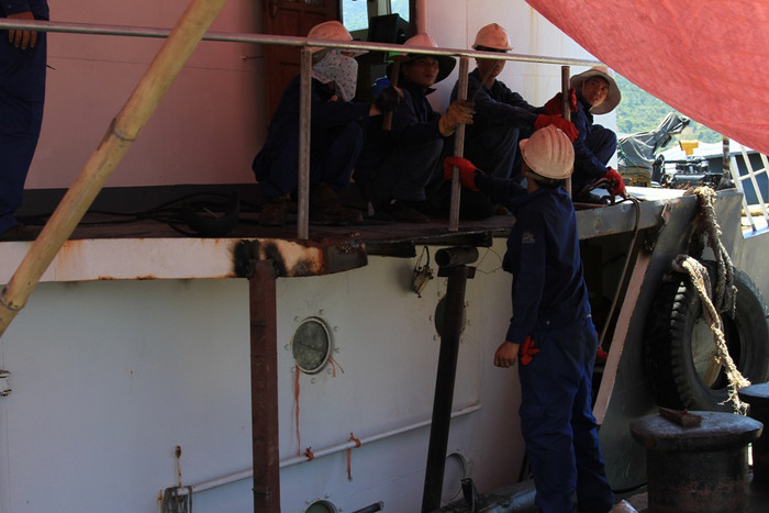 Mặc dù lan can được làm bằng sắt thép rất cứng, vững chắc nhưng vẫn bị tàu Trung Quốc đâm gãy nát bét. Điều này chứng tỏ lực đâm của tàu Trung Quốc rất mạnh. Mặc dù lan can được làm bằng sắt thép rất cứng, vững chắc nhưng vẫn bị tàu Trung Quốc đâm gãy nát bét. Điều này chứng tỏ lực đâm của tàu Trung Quốc rất mạnh.