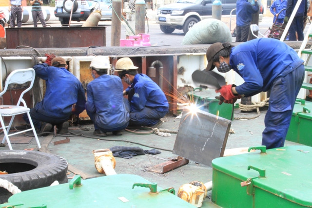 Từng tốp công nhân ai việc nấy với mong muốn làm sao nhanh nhất có thể để tàu nhanh chóng vươn khơi, bám biển. Từng tốp công nhân ai việc nấy với mong muốn làm sao nhanh nhất có thể để tàu nhanh chóng vươn khơi, bám biển.