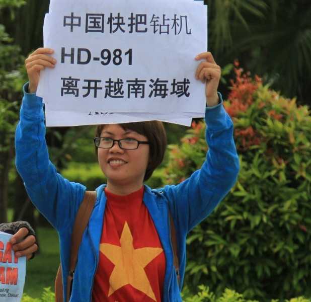 ...và khẩu hiệu bằng chính tiếng Trung Quốc yêu cầu rút giàn khoan trái phép ra khỏi vùng biển Việt Nam. ...và khẩu hiệu bằng chính tiếng Trung Quốc yêu cầu rút giàn khoan trái phép ra khỏi vùng biển Việt Nam.