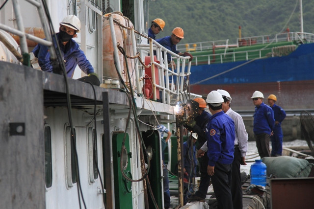 Gần một tuần trở lại đây, nhà máy X50 đã huy động 100% công nhân tích cực thay nhau sửa chữa cho những tàu của lực lượng Kiểm ngư... Gần một tuần trở lại đây, nhà máy X50 đã huy động 100% công nhân tích cực thay nhau sửa chữa cho những tàu của lực lượng Kiểm ngư...