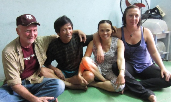 Hai cha con cựu binh Mỹ như người thân trong gia đình của hai vợ chồng anh La Thành Cang và chị Trần Thị Hoa. Ảnh H.Q