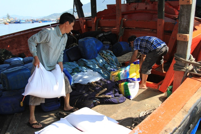 Gạo và thực phẩm được nhanh chóng đưa lên tàu, chờ giờ xuất phát...Theo ông Chơi, khoảng 1 ngày nữa tàu của ông thẳng tiến ra vùng biển Hoàng Sa. Gạo và thực phẩm được nhanh chóng đưa lên tàu, chờ giờ xuất phát...Theo ông Chơi, khoảng 1 ngày nữa tàu của ông thẳng tiến ra vùng biển Hoàng Sa.