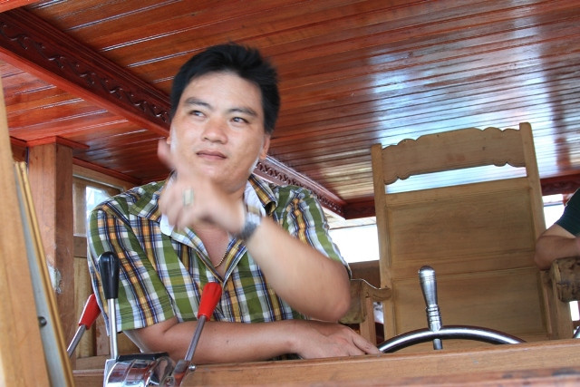 Ngư dân trẻ Trần Chiến (27 tuổi): "Có tàu lớn ra biển em mừng lắm. Mấy hôm nay ở trong này mà nghe tình hình ngoài biển căng thẳng, em cùng các ngư dân khác đang nóng lòng để ra khơi, vừa đánh bắt hải sản, vừa góp phần bảo vệ chủ quyền. Từ xưa tới nay, ngư dân mình không sợ một thế lực thù địch nào trên biển cả". Ngư dân trẻ Trần Chiến (27 tuổi): "Có tàu lớn ra biển em mừng lắm. Mấy hôm nay ở trong này mà nghe tình hình ngoài biển căng thẳng, em cùng các ngư dân khác đang nóng lòng để ra khơi, vừa đánh bắt hải sản, vừa góp phần bảo vệ chủ quyền. Từ xưa tới nay, ngư dân mình không sợ một thế lực thù địch nào trên biển cả".