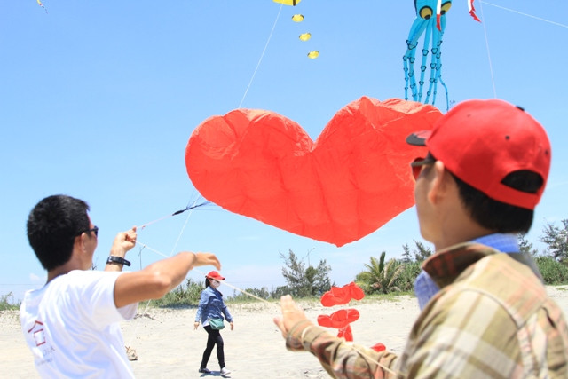 Tham gia hội thi có 12 Câu lạc bộ Diều trên mọi miền đất nước. Tham gia hội thi có 12 Câu lạc bộ Diều trên mọi miền đất nước.