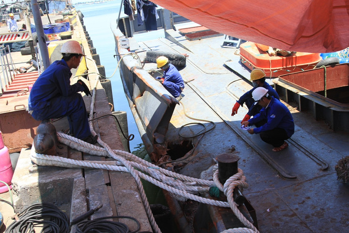 Các công nhân đang "nghiên cứu" để nhanh chóng sửa chữa lại tàu 703. Các công nhân đang "nghiên cứu" để nhanh chóng sửa chữa lại tàu 703.