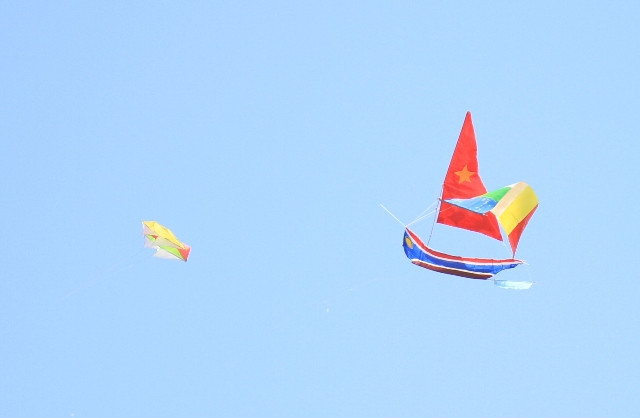 Diều mô phỏng tàu ngư dân với lá cờ Tổ quốc thẳng tiến ra vùng biển Hoàng Sa đánh bắt hải sản, bảo vệ chủ quyền. Diều mô phỏng tàu ngư dân với lá cờ Tổ quốc thẳng tiến ra vùng biển Hoàng Sa đánh bắt hải sản, bảo vệ chủ quyền.