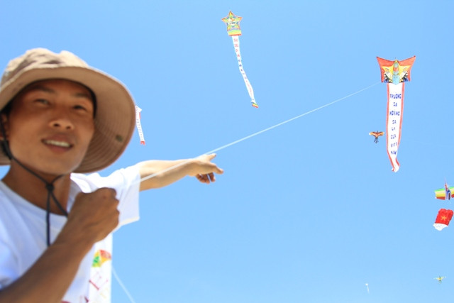 Đặc biệt, diều mang biểu tượng về biển đảo Tổ quốc Hoàng Sa và Trường Sa được nhiều Câu lạc bộ chọn làm chủ đề chính cho phần thi của mình. Những thành viên này cho biết, thả diều biểu tượng tình yêu biển đảo để khẳng định Hoàng Sa và Trường Sa là của Việt Nam, mãi mãi như vậy. Đặc biệt, diều mang biểu tượng về biển đảo Tổ quốc Hoàng Sa và Trường Sa được nhiều Câu lạc bộ chọn làm chủ đề chính cho phần thi của mình. Những thành viên này cho biết, thả diều biểu tượng tình yêu biển đảo để khẳng định Hoàng Sa và Trường Sa là của Việt Nam, mãi mãi như vậy.