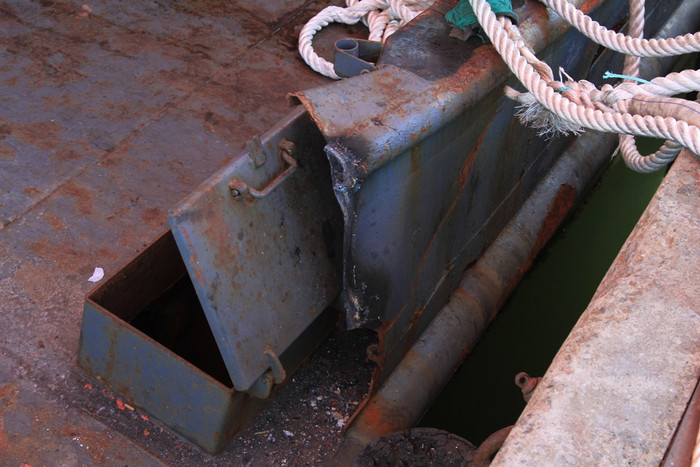 Phía mạn phải tàu 703 bị rách một đoạn dài khoảng 5m sau khi bị tàu Trung Quốc đâm. Phía mạn phải tàu 703 bị rách một đoạn dài khoảng 5m sau khi bị tàu Trung Quốc đâm.