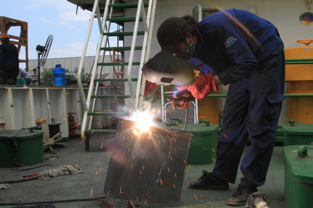 Nhiều công nhân làm suốt ngày giữa trời nắng nóng, chỉ nghỉ ngơi ngay tại công trường vài phút rồi tiếp tục làm. Dường như tình yêu biển đảo, yêu chủ quyền khiến họ có thêm sức mạnh để tiếp tục công việc thầm lặng này... Nhiều công nhân làm suốt ngày giữa trời nắng nóng, chỉ nghỉ ngơi ngay tại công trường vài phút rồi tiếp tục làm. Dường như tình yêu biển đảo, yêu chủ quyền khiến họ có thêm sức mạnh để tiếp tục công việc thầm lặng này...