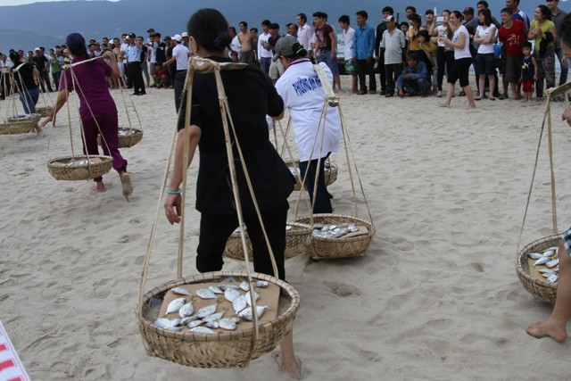 Du khách và người dân phố biển lần đầu tiên được chứng kiến đôi chân thoăn thoắt, dẻo dai của các chị, các mẹ ngư dân. Ai cũng cố gắng gánh cá nhanh nhanh về đích, mặc dù giải thưởng không cao, nhưng được "biểu diễn" cho du khách và người dân xem là họ thấy vui rồi. Du khách và người dân phố biển lần đầu tiên được chứng kiến đôi chân thoăn thoắt, dẻo dai của các chị, các mẹ ngư dân. Ai cũng cố gắng gánh cá nhanh nhanh về đích, mặc dù giải thưởng không cao, nhưng được "biểu diễn" cho du khách và người dân xem là họ thấy vui rồi.