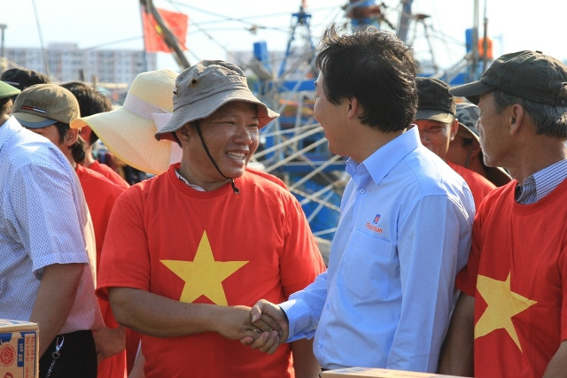 Thuyền trưởng, chủ tàu ĐNa 90350 Nguyễn Văn Điều (SN 1974, trú phường Thuận Phước, quận Hải Châu, Đà Nẵng) rất xúc động khi mang trên mình chiếc áo mang hình lá cờ Tổ quốc: "Mấy chục năm đi biển mà đây là chuyến đi biển mang lại nhiều cảm xúc nhất đối với tôi và các anh em. Chúng tôi hứa ngoài công việc đánh bắt hải sản, sản xuất trên biển, anh em chúng tôi quyết bám ngư trường, cùng với hàng trăm tàu cá khác, hàng ngàn ngư dân khác và lực lượng chức năng bảo vệ chủ quyền....". Thuyền trưởng, chủ tàu ĐNa 90350 Nguyễn Văn Điều (SN 1974, trú phường Thuận Phước, quận Hải Châu, Đà Nẵng) rất xúc động khi mang trên mình chiếc áo mang hình lá cờ Tổ quốc: "Mấy chục năm đi biển mà đây là chuyến đi biển mang lại nhiều cảm xúc nhất đối với tôi và các anh em. Chúng tôi hứa ngoài công việc đánh bắt hải sản, sản xuất trên biển, anh em chúng tôi quyết bám ngư trường, cùng với hàng trăm tàu cá khác, hàng ngàn ngư dân khác và lực lượng chức năng bảo vệ chủ quyền....".