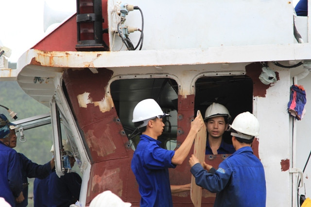 Các công nhân đang tiến hành lắp kính xung quanh buồng lái cho tàu KN 766. Tàu này "bị thương" nặng nhất trong số 5 tàu kiểm ngư đang neo đậu sửa chữa tại cầu cảng. Các công nhân đang tiến hành lắp kính xung quanh buồng lái cho tàu KN 766. Tàu này "bị thương" nặng nhất trong số 5 tàu kiểm ngư đang neo đậu sửa chữa tại cầu cảng.
