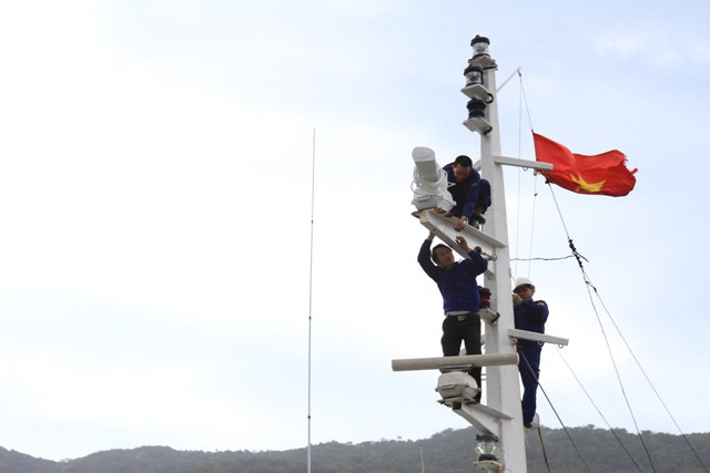 ...lắp lại thiết bị vệ tinh trên cột tàu và kéo lá cờ Tổ quốc tung bay... ...lắp lại thiết bị vệ tinh trên cột tàu và kéo lá cờ Tổ quốc tung bay...