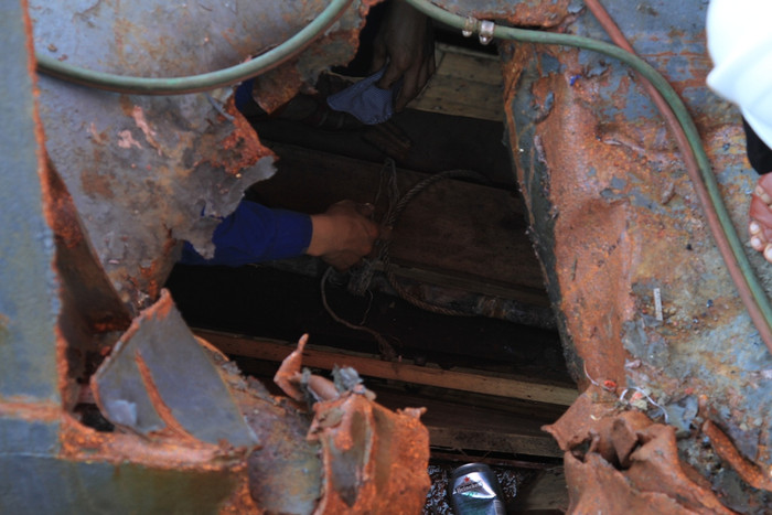 Cận cảnh khu vực mạn phải của tàu 703 bị tàu Trung Quốc đâm thủng. Cận cảnh khu vực mạn phải của tàu 703 bị tàu Trung Quốc đâm thủng.