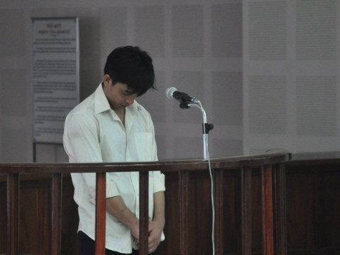 Người cha mất nhân tính hiếp cả con gái mình cúi gằm mặt tại phiên tòa chiều 16/5. Ảnh H.Q Người cha mất nhân tính hiếp cả con gái mình cúi gằm mặt tại phiên tòa chiều 16/5. Ảnh H.Q