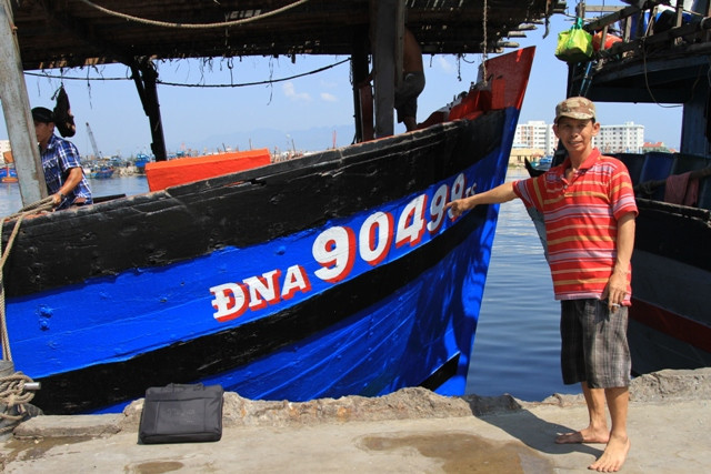 Thuyền trưởng và chủ tàu ĐNA 90499 Trương Công Chơi (SN 1967, trú phường Xuân Hà, quận Thanh Khê, Đà Nẵng) cùng 38 lao động khác đang chuẩn bị những nhu yếu phẩm cần thiết để ra khơi. Theo ông, một chuyến đi biển dài khoảng 2 tháng với tổng chi phí hơn 500 triệu đồng. Thuyền trưởng và chủ tàu ĐNA 90499 Trương Công Chơi (SN 1967, trú phường Xuân Hà, quận Thanh Khê, Đà Nẵng) cùng 38 lao động khác đang chuẩn bị những nhu yếu phẩm cần thiết để ra khơi. Theo ông, một chuyến đi biển dài khoảng 2 tháng với tổng chi phí hơn 500 triệu đồng.