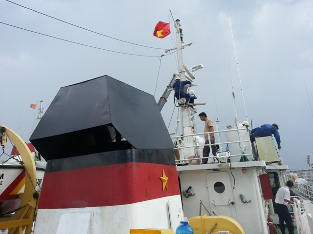 ...đến ống khói được hàn các tấm thép chắn xung quanh để vòi rồng tàu Trung Quốc phun thì không bị nước vào, chống hư hỏng máy móc, thiết bị... ...đến ống khói được hàn các tấm thép chắn xung quanh để vòi rồng tàu Trung Quốc phun thì không bị nước vào, chống hư hỏng máy móc, thiết bị...