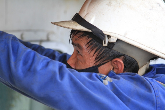 Trên gương mặt của họ ai nấy đều thấm đẫm những giọt mồ hôi... Trên gương mặt của họ ai nấy đều thấm đẫm những giọt mồ hôi...