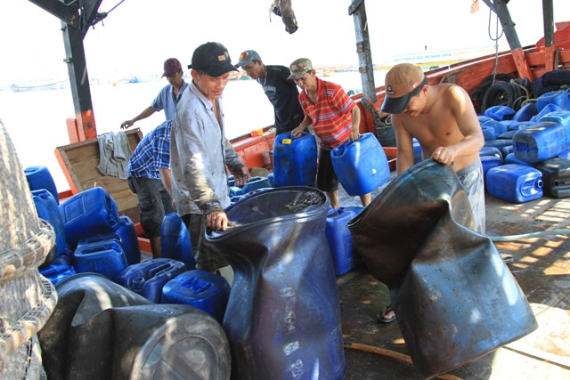 Ông Chơi có thâm niên 25 năm đi biển. Ông cùng các anh em lao động trên tàu đã nhiều lần "đụng độ" với tàu Trung Quốc. Nhưng tất cả các thành viên trên tàu đều không sợ. "Mấy ngày nay tình hình ngoài đó nóng bỏng với việc Trung Quốc đưa giàn khoan trái phép vào vùng biển nước ta, anh em chúng tôi nghe mà "sôi máu". Chuyến đi biển lần này, ngoài đánh bắt hải sản, chúng tôi sẽ góp phần cùng các lực lượng bảo vệ chủ quyền biển đảo Tổ quốc", ông Chơi tâm sự. Ông Chơi có thâm niên 25 năm đi biển. Ông cùng các anh em lao động trên tàu đã nhiều lần "đụng độ" với tàu Trung Quốc. Nhưng tất cả các thành viên trên tàu đều không sợ. "Mấy ngày nay tình hình ngoài đó nóng bỏng với việc Trung Quốc đưa giàn khoan trái phép vào vùng biển nước ta, anh em chúng tôi nghe mà "sôi máu". Chuyến đi biển lần này, ngoài đánh bắt hải sản, chúng tôi sẽ góp phần cùng các lực lượng bảo vệ chủ quyền biển đảo Tổ quốc", ông Chơi tâm sự.