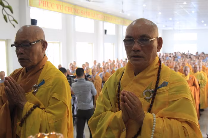 Với chiều dài lịch sử hơn 2.000 năm qua, đã có nhiều vị tu hành sẵn sàng "cởi áo cà sa khoác chiến bào" khi đất nước lâm nguy; khi đất nước hòa bình, cũng chính những chư vị đó lại trở về tiếp tục hành Đạo.