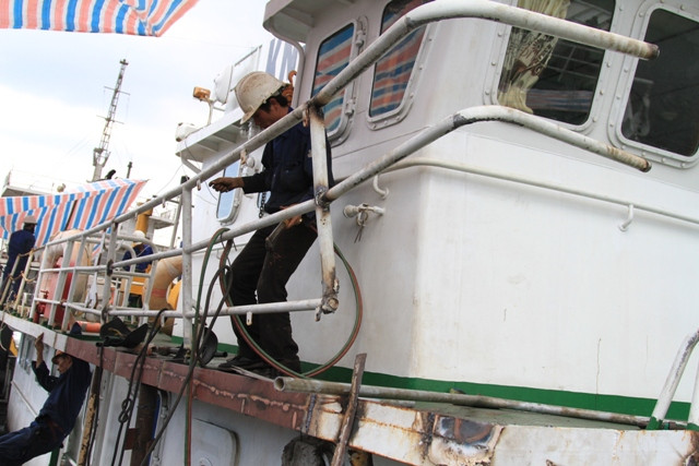 Đa số các tàu bị hư hỏng các bộ phận chính như: gãy, nứt vỏ tàu, lan can, bệ, vỡ kính, hỏng thiết bị cơ khí, thiết bị điện… Đa số các tàu bị hư hỏng các bộ phận chính như: gãy, nứt vỏ tàu, lan can, bệ, vỡ kính, hỏng thiết bị cơ khí, thiết bị điện…