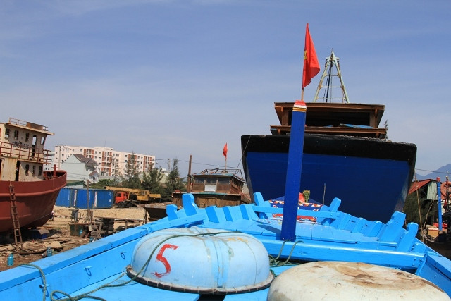 "Nhà tôi mấy đời đều sống nhờ biển. Mình đóng tàu lớn tiến ra biển lớn không những đánh bắt hải sản thuận lợi mà còn góp phần bảo vệ, khẳng định chủ quyền đất nước", ông Toàn tâm sự. "Nhà tôi mấy đời đều sống nhờ biển. Mình đóng tàu lớn tiến ra biển lớn không những đánh bắt hải sản thuận lợi mà còn góp phần bảo vệ, khẳng định chủ quyền đất nước", ông Toàn tâm sự.