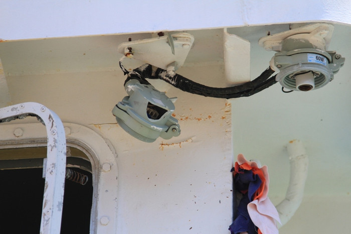 Một số đèn trên tàu KN 766 cũng bị hư hỏng. Một số đèn trên tàu KN 766 cũng bị hư hỏng.