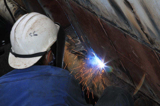 Họ cùng nhau làm việc giữa điều kiện thời tiết khắc nghiệt, trời nắng như đổ lửa... Họ cùng nhau làm việc giữa điều kiện thời tiết khắc nghiệt, trời nắng như đổ lửa...