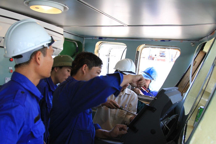 Nhiều thiết bị bên trong buồng lái cũng bị hư hỏng, đang được sửa chữa lại. Nhiều thiết bị bên trong buồng lái cũng bị hư hỏng, đang được sửa chữa lại.