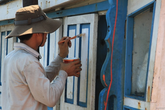 ...và sơn lại tàu để chống chọi thời tiết khắc nghiệt trên biển. ...và sơn lại tàu để chống chọi thời tiết khắc nghiệt trên biển.