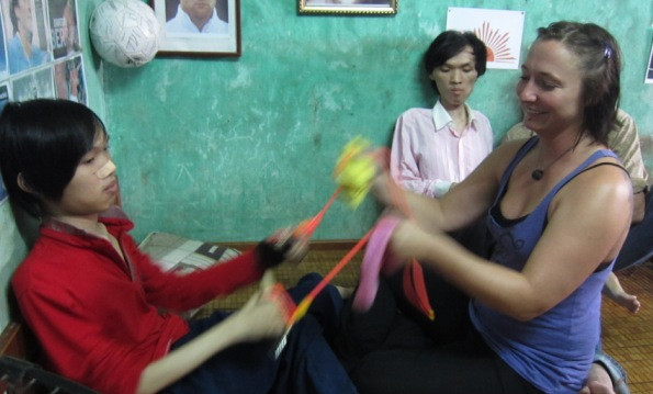 Nữ y tá Kristen (con gái ông Larry Vetter) cùng cha từ nước Mỹ xa xôi qua Việt Nam để..."trả nợ" cho một cuộc chiến sai lầm.