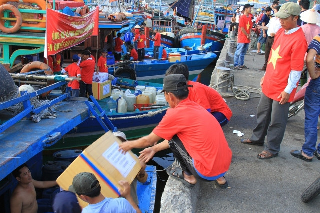 Hối hả chuyển đồ đoàn lên tàu chuẩn bị ra khơi... Hối hả chuyển đồ đoàn lên tàu chuẩn bị ra khơi...
