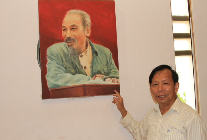 Ông Kiên bên bức tranh Bác Hồ nói chuyện với nông dân, được họa sỹ vẽ từ năm 1976. Bức tranh này ông treo trang trọng giữa nhà.