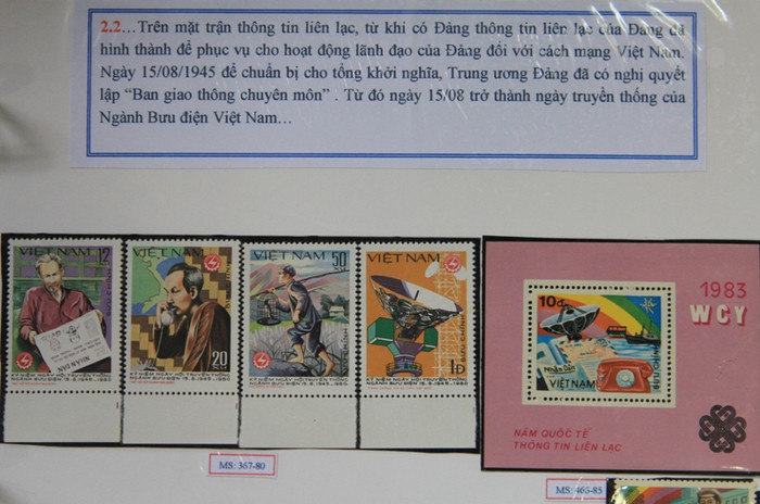 Mỗi trang đều có phần lời giới thiệu phía trên, phía dưới được minh họa bằng những con tem hoặc phong bì có đóng dấu ngày phát hành đầu tiên.