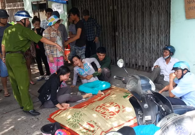 Người thân thương khóc trước cái chết quá bất ngờ của công nhân Võ Văn Cảnh. Ảnh H.Q