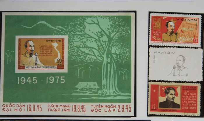 Những con tem quý được ông Kiên sắp xếp theo sự kiện lịch sử của dân tộc...