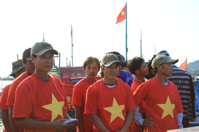 "Được mang chiếc áo in hình lá cờ Tổ quốc ra khơi anh em chúng tôi tự hào lắm. Dù khó khăn, vất vả đến đâu, chúng tôi vẫn bám ngư trường Hoàng Sa. Đó mãi mãi là ngư trường của ngư dân Việt, không ai có thể xâm phạm được...", nhiều ngư dân cho biết trước giờ tiến ra vùng biển Hoàng Sa. "Được mang chiếc áo in hình lá cờ Tổ quốc ra khơi anh em chúng tôi tự hào lắm. Dù khó khăn, vất vả đến đâu, chúng tôi vẫn bám ngư trường Hoàng Sa. Đó mãi mãi là ngư trường của ngư dân Việt, không ai có thể xâm phạm được...", nhiều ngư dân cho biết trước giờ tiến ra vùng biển Hoàng Sa.