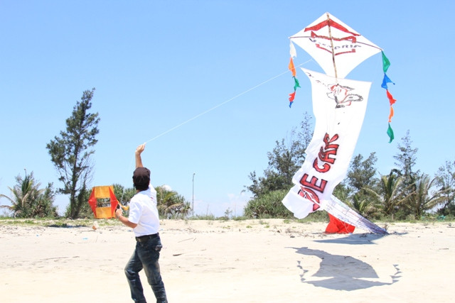 Mặc dù trời nắng gắt, nhưng các thành viên trong các Câu lạc bộ Diều vẫn hăng say tìm cách đưa được diều bay lên cao... Mặc dù trời nắng gắt, nhưng các thành viên trong các Câu lạc bộ Diều vẫn hăng say tìm cách đưa được diều bay lên cao...