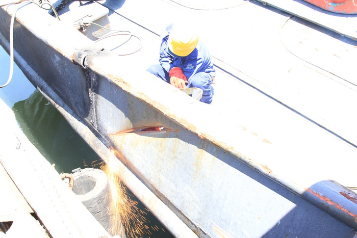 Bên mạn phải tàu 703 bị "thương tích", nhiều vết đâm vẫn còn như mới... Bên mạn phải tàu 703 bị "thương tích", nhiều vết đâm vẫn còn như mới...