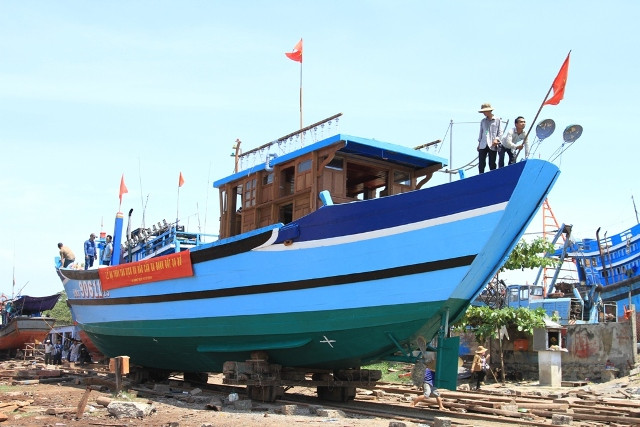 Sáng nay 14/5, ngư dân Trần Toàn (SN 1959, trú phường Thuận Phước, quận Hải Châu, Đà Nẵng) tổ chức lễ hạ thủy tàu hậu cần công suất lớn để tiếp tục vươn khơi, bám biển ngư trường Hoàng Sa. Sáng nay 14/5, ngư dân Trần Toàn (SN 1959, trú phường Thuận Phước, quận Hải Châu, Đà Nẵng) tổ chức lễ hạ thủy tàu hậu cần công suất lớn để tiếp tục vươn khơi, bám biển ngư trường Hoàng Sa.