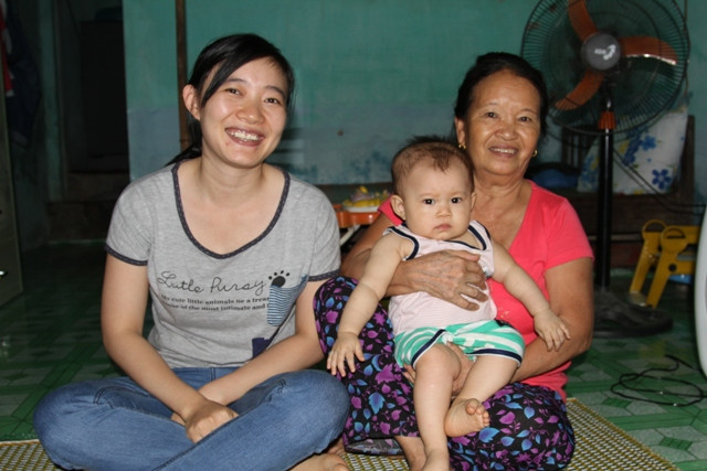 Bà Nguyễn Thị Đài cùng con dâu là chị Võ Thị Nghĩa tự hào khi có con, chồng là chiến sĩ Cảnh sát biển Việt Nam. Ảnh H.Q