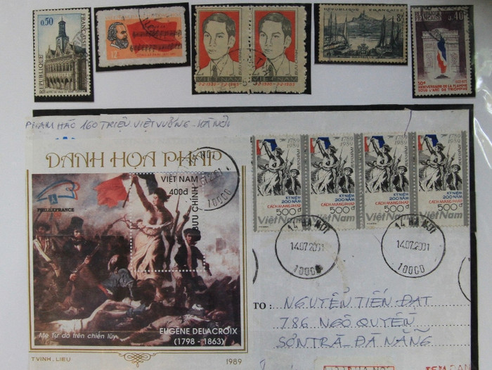 Nhiều tem nước ngoài thể hiện tình cảm của nhân dân thế giới đối với Bác Hồ cũng được đặt trang trọng trong bộ sưu tập của ông. Đó là những con tem về Chủ tịch Hồ Chí Minh lần đầu được in ở Liên Xô (cũ), Trung Quốc, Lào, Cuba và các nước châu Mỹ La tinh...