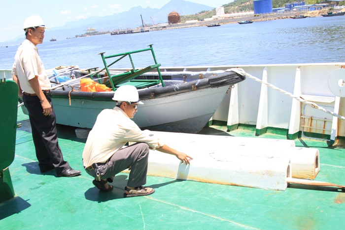 Ba thanh đệm va của tàu Trung Quốc lúc đâm vào tàu Kiểm ngư Việt Nam văng sang tàu KN 767. Ba thanh đệm va của tàu Trung Quốc lúc đâm vào tàu Kiểm ngư Việt Nam văng sang tàu KN 767.