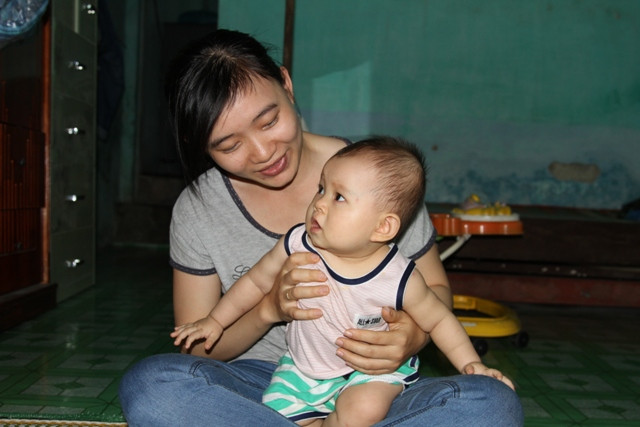 Hai mẹ con chị Võ Thị Nghĩa là hậu phương vững chắc để Trung úy Nguyễn Văn Ngọc vững vàng nơi đầu sóng ngọn gió, bảo vệ chủ quyền thiêng liêng của Tổ quốc. Ảnh H.Q