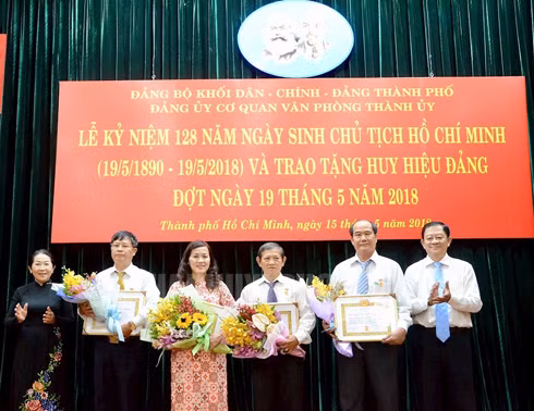 Phó Bí thư Thành ủy Võ Thị Dung trao Huy hiệu 30 năm tuổi Đảng cho các đảng viên. (Ảnh: thanhuytphcm.vn)